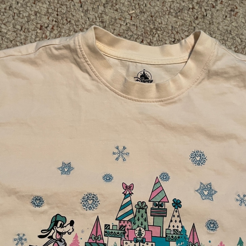 Disney Holiday T-shirt - Picture 3 of 6